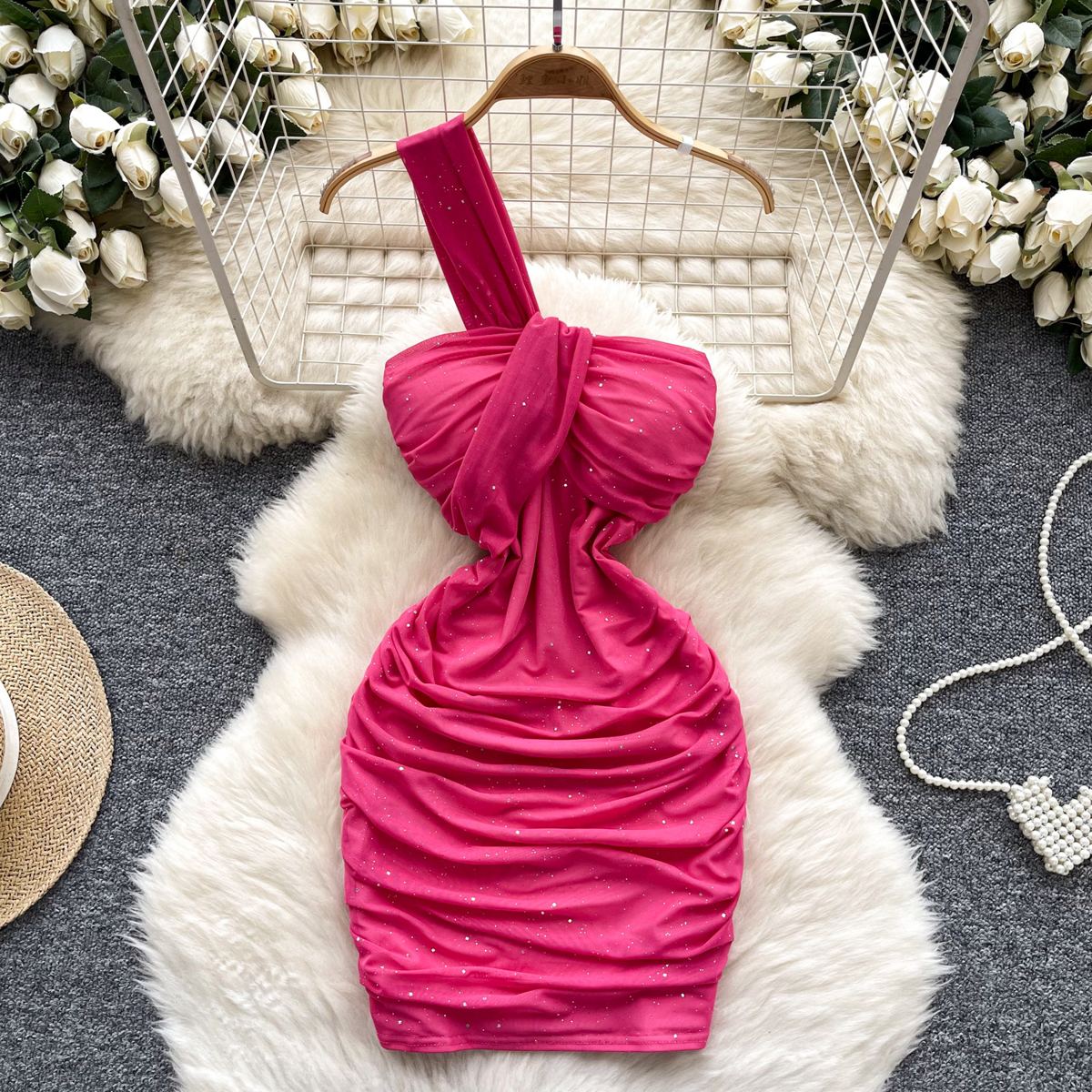 Mini-robe asymétrique à paillettes