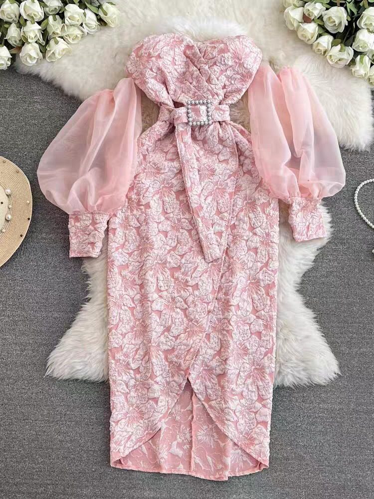 Robe mi-longue bustier à manches ballon et ceinture perlée