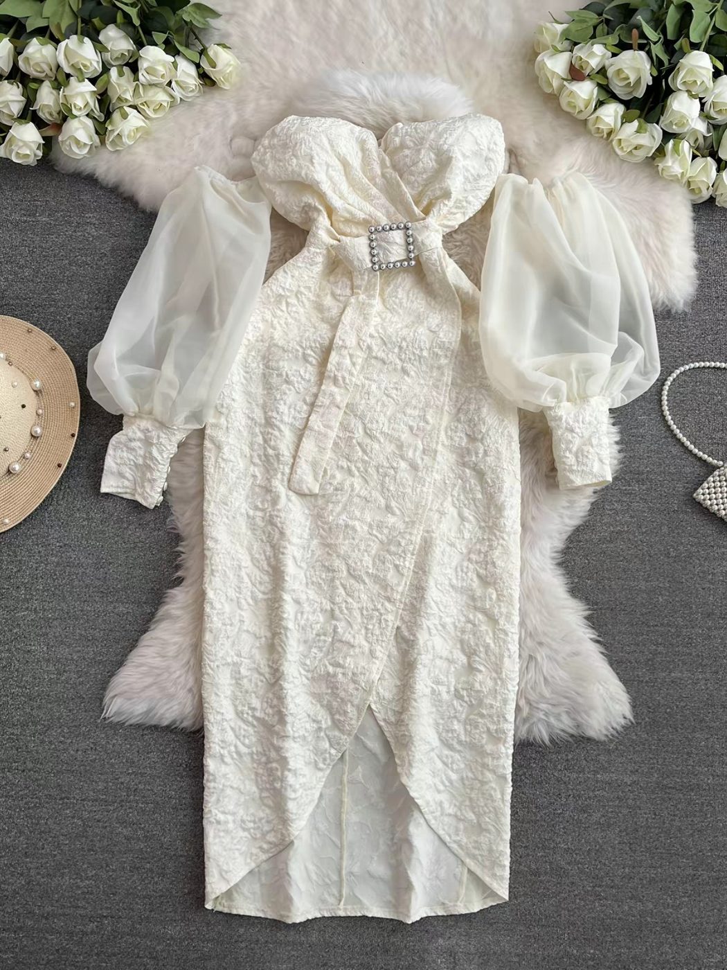 Robe mi-longue bustier à manches ballon et ceinture perlée
