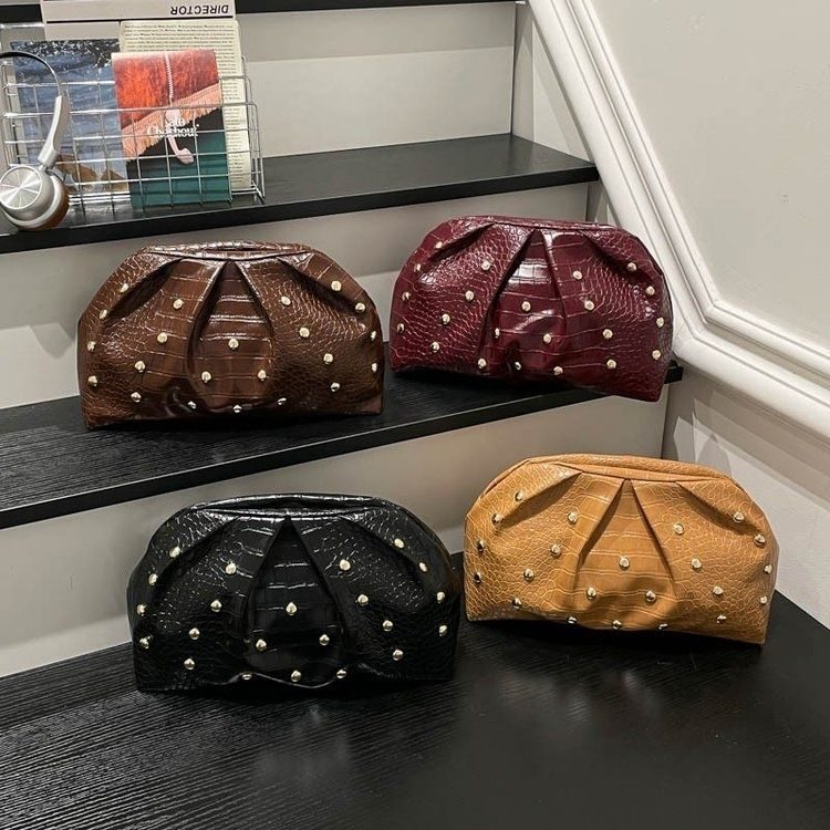 Pochette Cloutée Effet Croco