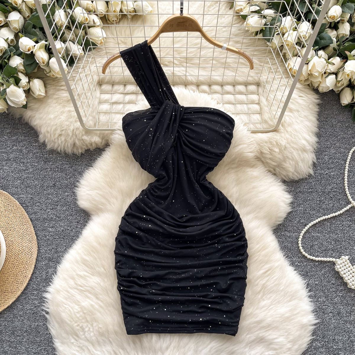 Mini-robe asymétrique à paillettes