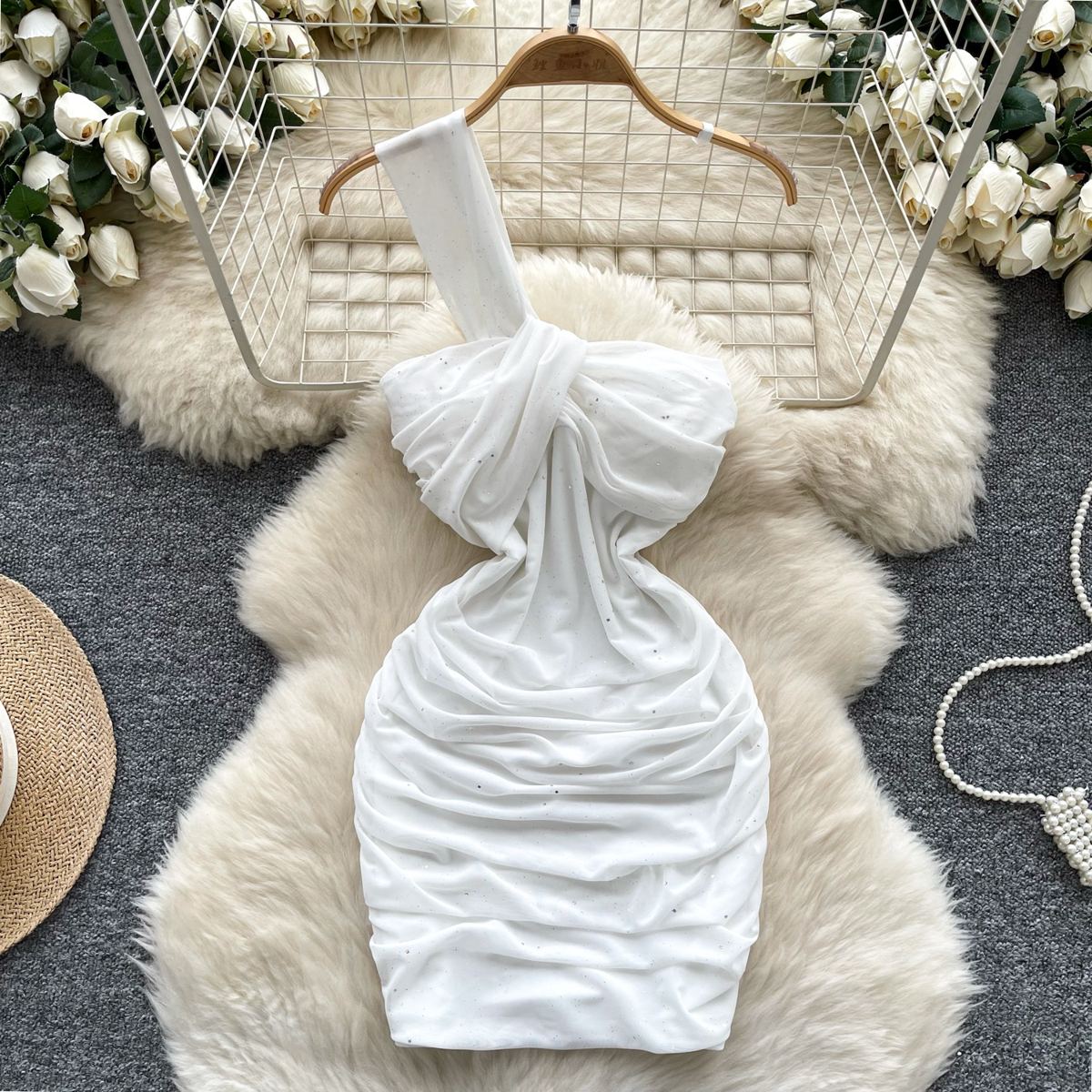 Mini-robe asymétrique à paillettes
